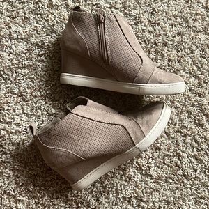 Women’s wedge shoe